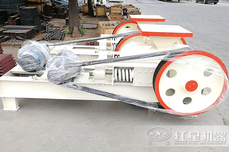 小型對輥制沙機(jī)圖片