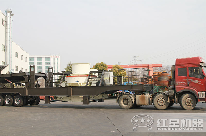 移動(dòng)制砂機(jī)掛上車(chē)頭就可以開(kāi)往制砂現(xiàn)場(chǎng)了