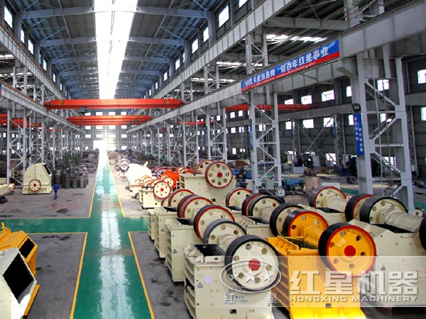 河南鄂式破碎機(jī)廠家車(chē)間一角